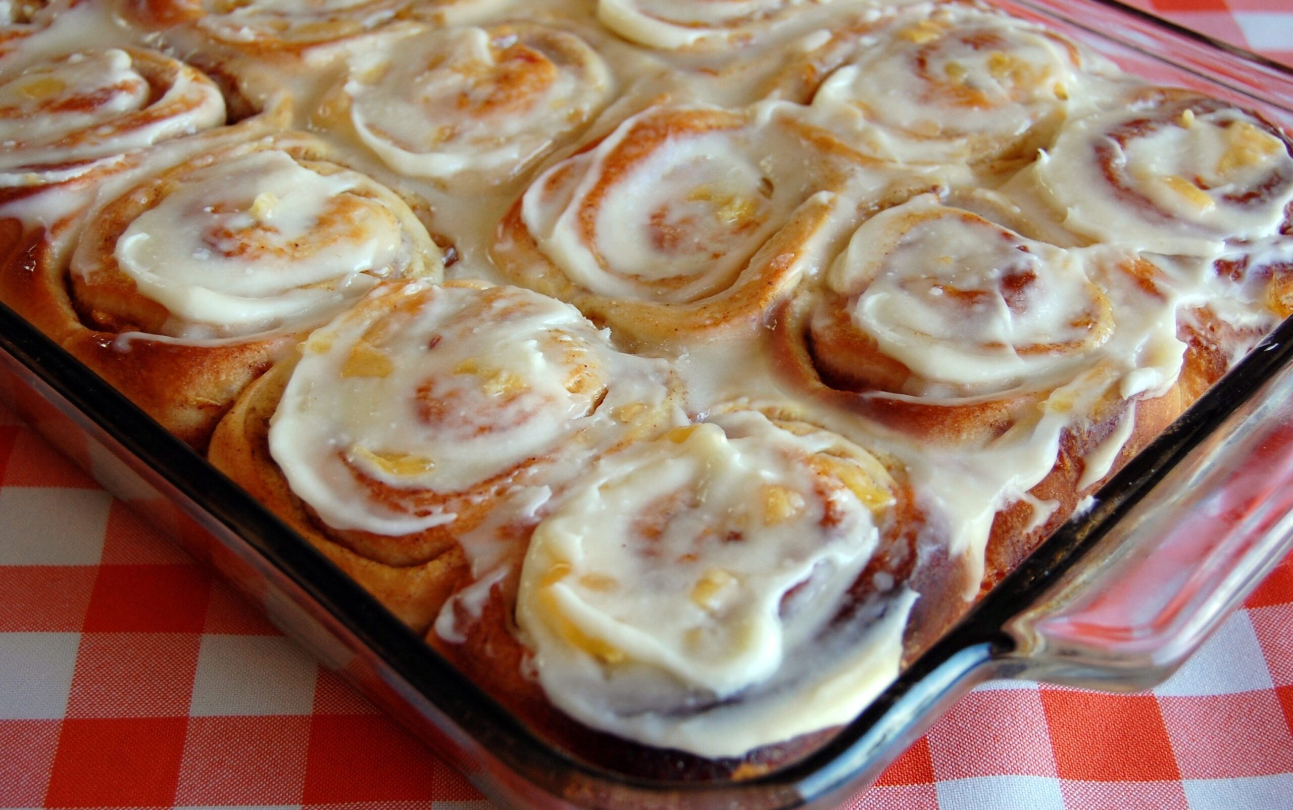 Cinnamon roll peach cobbler